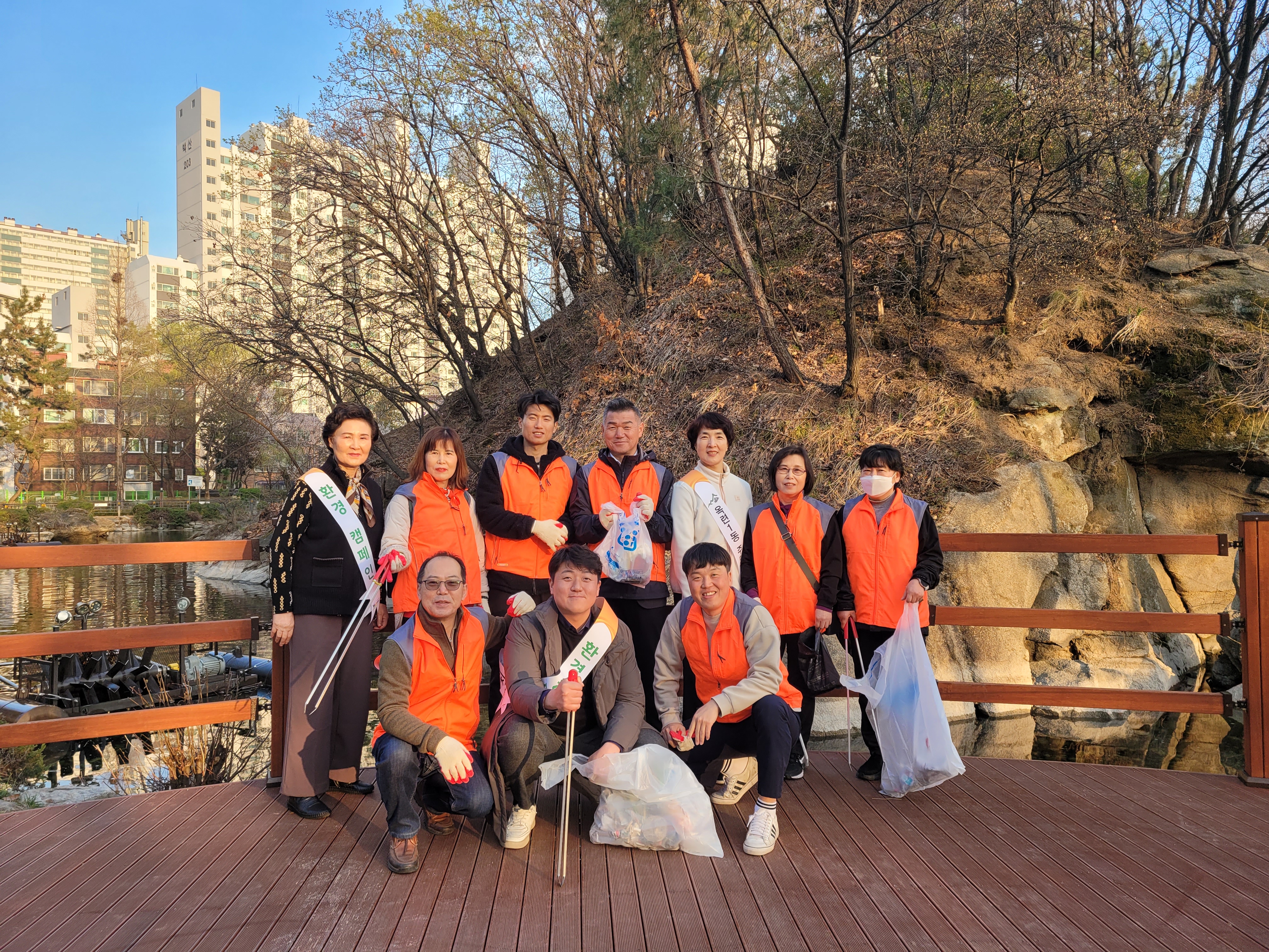 연수구 옥련1동 주민자치회는 지난 8일 깨끗한 지역사회 환경 조성을 위한 환경정화 캠페인을 진행했다